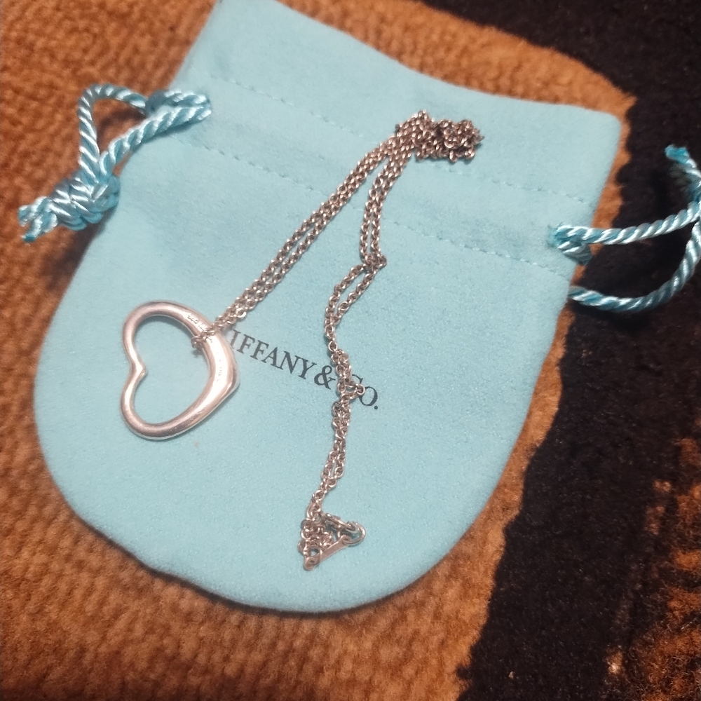 Tiffany & Co. Silver Heart Necklace with pouch and box - Picture 9 of 9